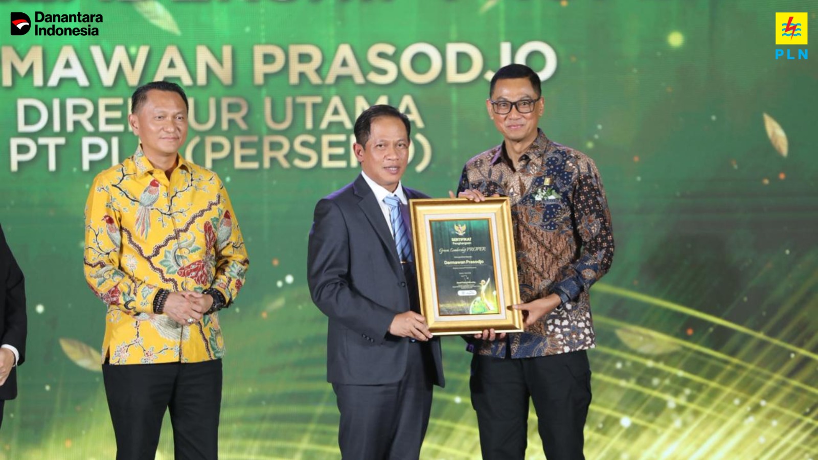 Dirut PLN Darmawan Prasodjo Raih Penghargaan Green Leadership, PLN Borong 11 PROPER Emas KLH 2025